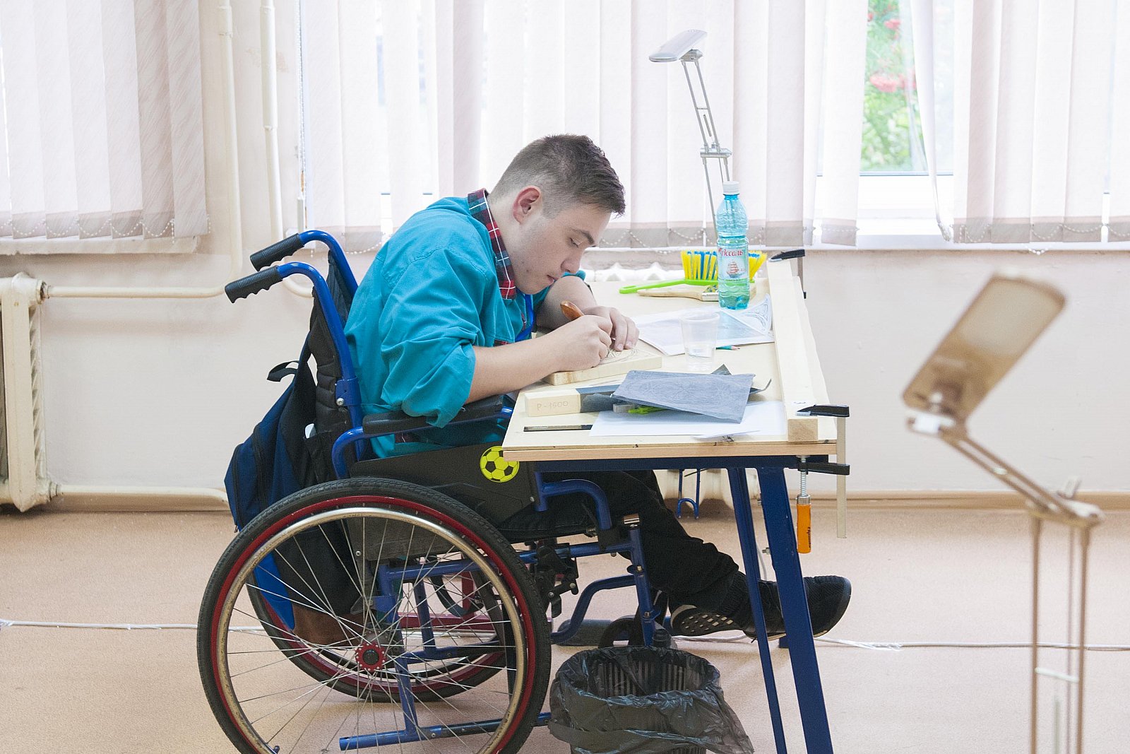 Инвалид образование учреждение. Парты для инвалидов. Стол (парта) для инвалидов-колясочников. Школа для инвалидов колясочников. Дети колясочники.